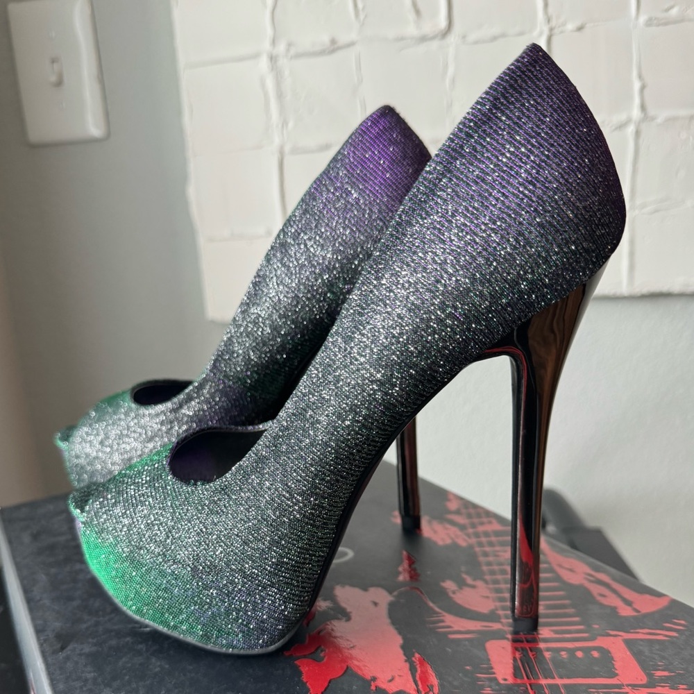 Carlos Santana Black Iridescent peep toe with heels w silver heels Size 6.5 new